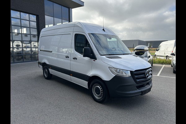 Mercedes-Benz Sprinter 317 CDI L2 H2 Trekhaak / MBUX / Navigatie / Camera / Cruise control / Airco / 270 Graden achterdeuren