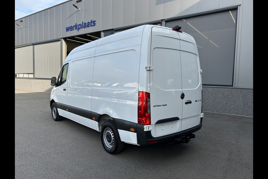 Mercedes-Benz Sprinter 317 CDI L2 H2 Trekhaak / MBUX / Navigatie / Camera / Cruise control / Airco / 270 Graden achterdeuren