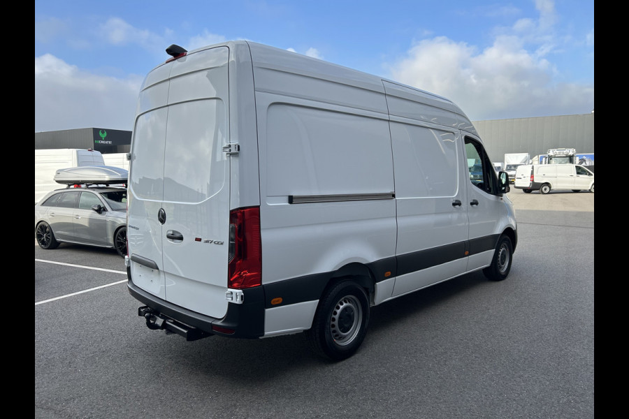 Mercedes-Benz Sprinter 317 CDI L2 H2 Trekhaak / MBUX / Navigatie / Camera / Cruise control / Airco / 270 Graden achterdeuren