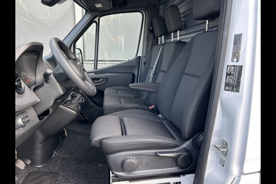 Mercedes-Benz Sprinter 317 CDI L2 H2 Trekhaak / MBUX / Navigatie / Camera / Cruise control / Airco / 270 Graden achterdeuren