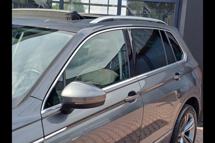Volkswagen Tiguan 2.0 TSI 4Motion Highline Business R | ACC | LED | Pano | Stoelverwarming | Virutal | Pano | 4X4 |