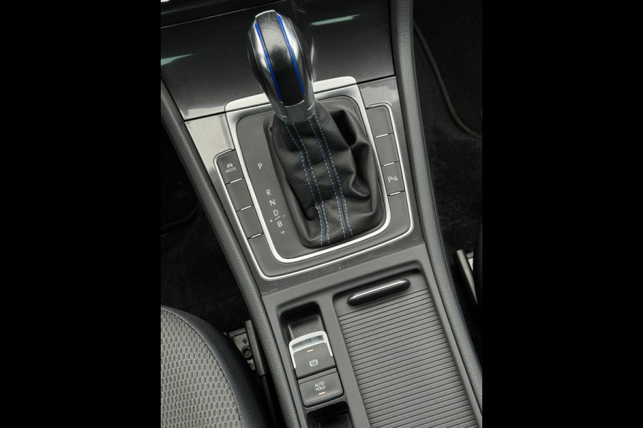 Volkswagen e-Golf E-Golf, warmtepomp, achteruitrijcamera, adaptief cruise control, NL auto met nationale auto pas