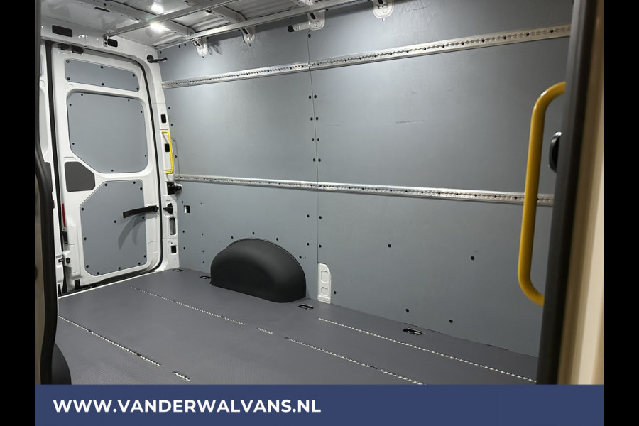 Volkswagen Crafter 2.0 TDI 177pk L3H3 L2H2 Euro6 Airco | Massagestoel | Camera | Navigatie | Apple Carplay Android Auto, Cruisecontrol, Chauffeursstoel, 3000kg trekvermogen