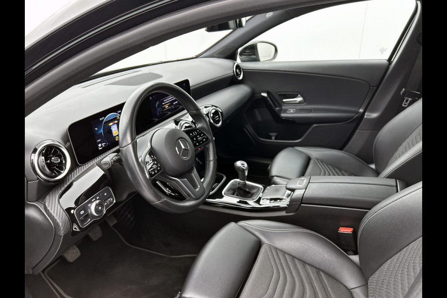 Mercedes-Benz A-Klasse 160 Business Solution | Lichtmetalen velgen | Navigatie |  Parking support | Inclusief 24 maanden MB Certified garantie voor Europa.