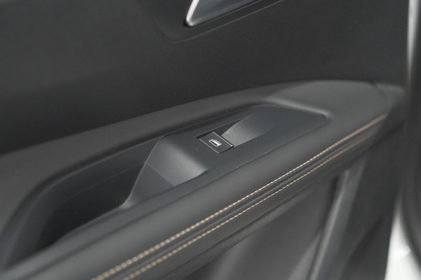 Peugeot 5008 PureTech 130 EAT8 GT Black Pack | Panoramadak | 360 Camera | FOCAL® | Adaptieve Cruise Control