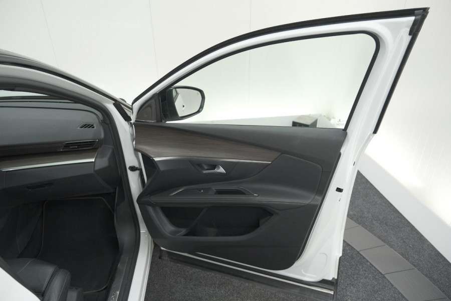 Peugeot 5008 PureTech 130 EAT8 GT Black Pack | Panoramadak | 360 Camera | FOCAL® | Adaptieve Cruise Control
