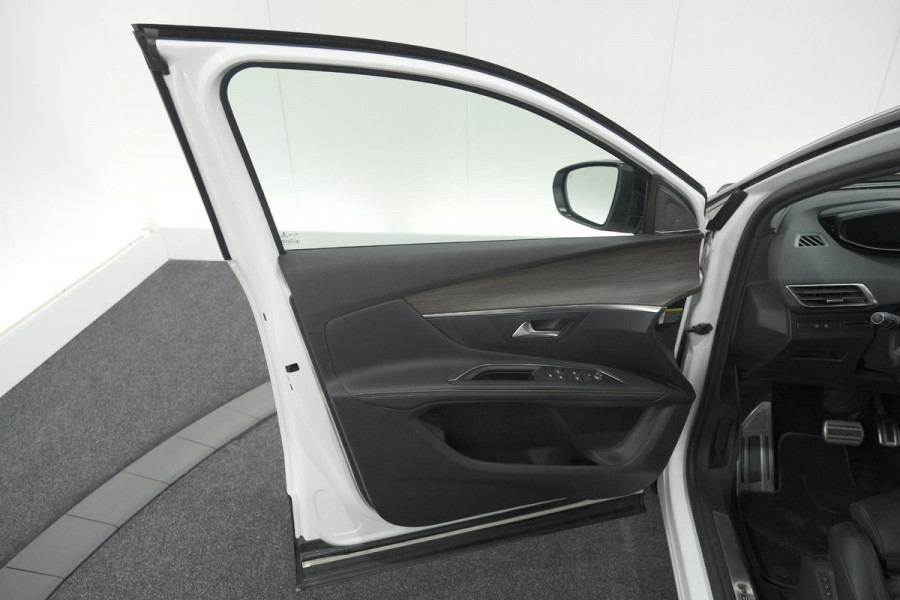 Peugeot 5008 PureTech 130 EAT8 GT Black Pack | Panoramadak | 360 Camera | FOCAL® | Adaptieve Cruise Control