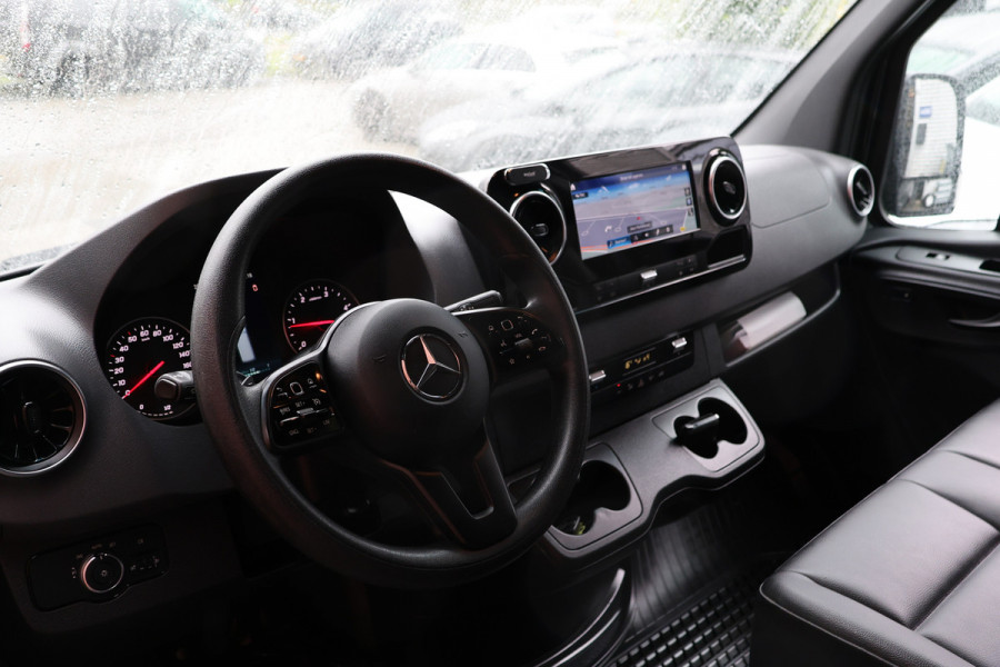 Mercedes-Benz Sprinter 2.2 CDI L2H1 | MBUX | Camera | CarPlay | Lederen bekleding | Stoelverwarming | Navigatie | Trekhaak | Betimmering | Treeplanken | 18'' Sportvelgen | Nieuwe APK