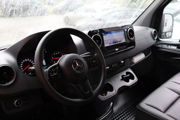 Mercedes-Benz Sprinter 2.2 CDI L2H1 | MBUX | Camera | CarPlay | Lederen bekleding | Stoelverwarming | Navigatie | Trekhaak | Betimmering | Treeplanken | 18'' Sportvelgen | Nieuwe APK