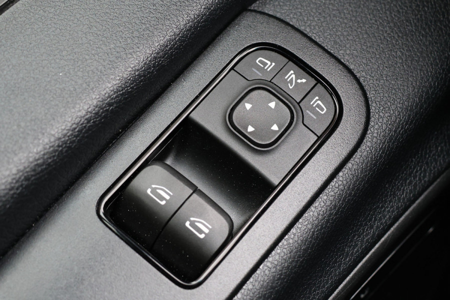 Mercedes-Benz Sprinter 2.2 CDI L2H1 | MBUX | Camera | CarPlay | Lederen bekleding | Stoelverwarming | Navigatie | Trekhaak | Betimmering | Treeplanken | 18'' Sportvelgen | Nieuwe APK
