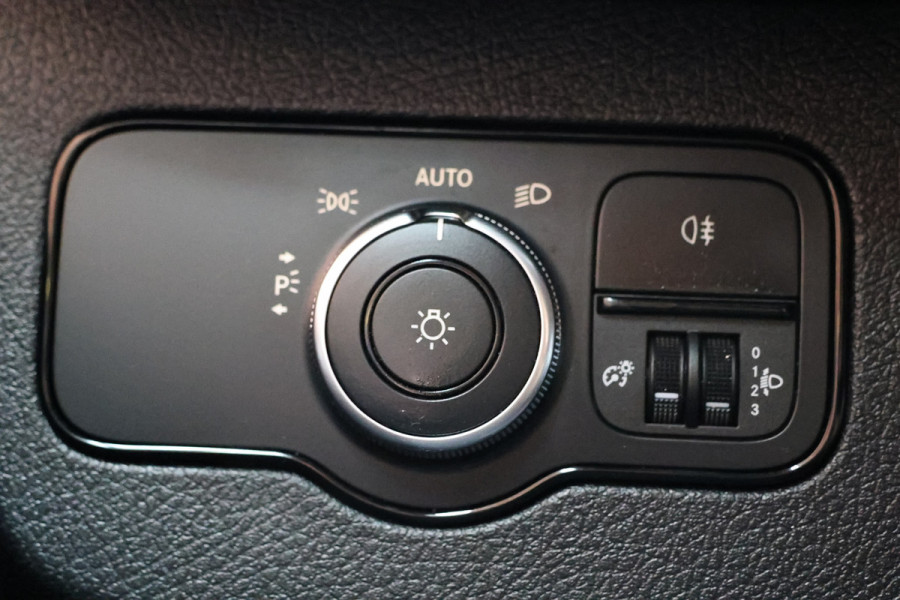 Mercedes-Benz Sprinter 2.2 CDI L2H1 | MBUX | Camera | CarPlay | Lederen bekleding | Stoelverwarming | Navigatie | Trekhaak | Betimmering | Treeplanken | 18'' Sportvelgen | Nieuwe APK