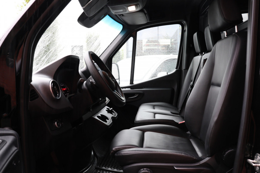 Mercedes-Benz Sprinter 2.2 CDI L2H1 | MBUX | Camera | CarPlay | Lederen bekleding | Stoelverwarming | Navigatie | Trekhaak | Betimmering | Treeplanken | 18'' Sportvelgen | Nieuwe APK