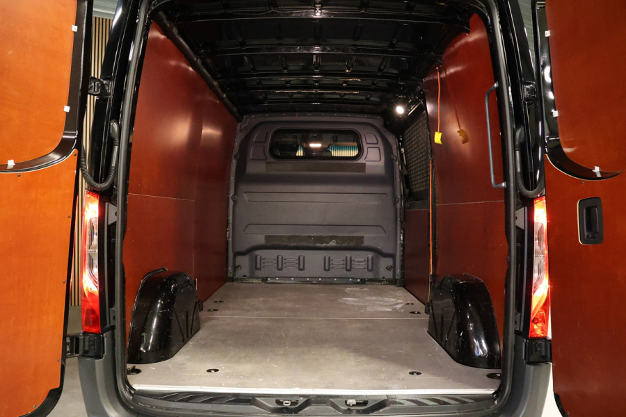 Mercedes-Benz Sprinter 2.2 CDI L2H1 | MBUX | Camera | CarPlay | Lederen bekleding | Stoelverwarming | Navigatie | Trekhaak | Betimmering | Treeplanken | 18'' Sportvelgen | Nieuwe APK