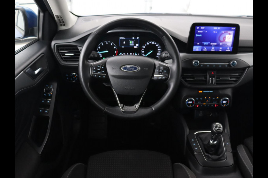Ford Focus 1.0 EcoBoost Connected | Stoel & stuurverwarming | Camera | Adaptive cruise | Trekhaak | Carplay | Keyless | Navigatie | Climate control