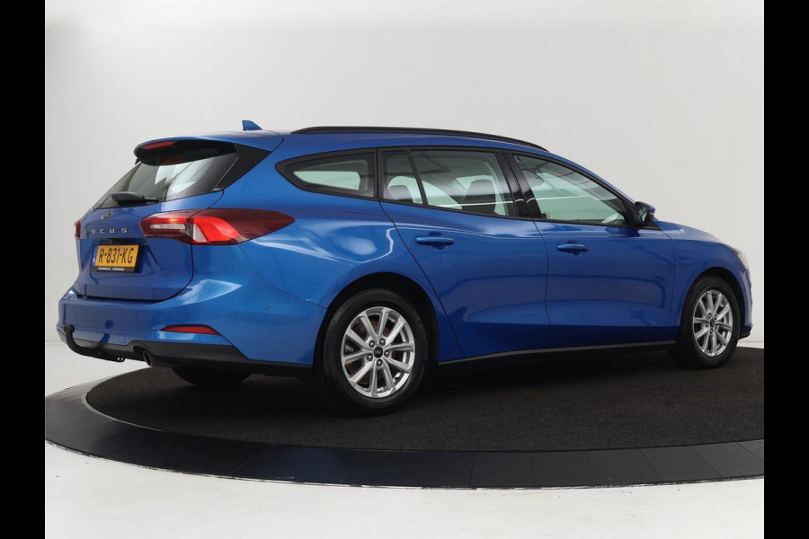 Ford Focus 1.0 EcoBoost Connected | Stoel & stuurverwarming | Camera | Adaptive cruise | Trekhaak | Carplay | Keyless | Navigatie | Climate control