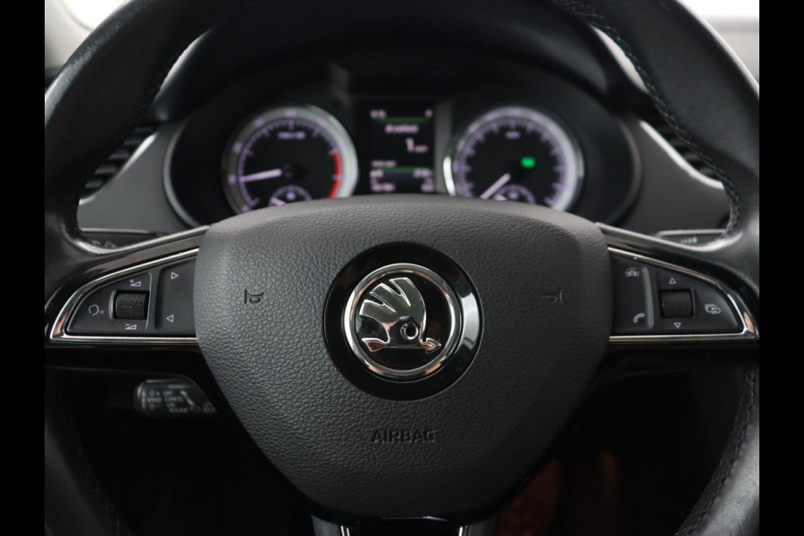Škoda Octavia 1.0 TSI Style | Stoelverwarming | Trekhaak | Adaptive cruise | Carplay | Park Assist | Keyless | Full LED | Navigatie | Canton Sound | Climate control
