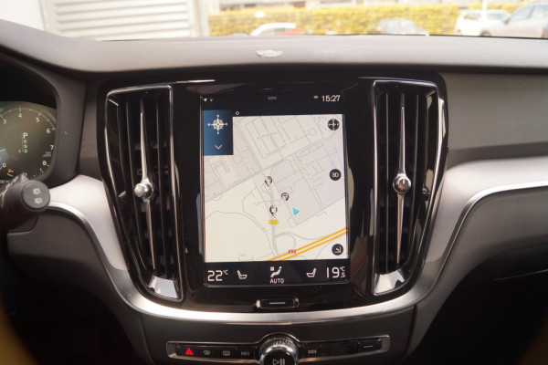 Volvo V60 2.0 T5 250pk Automaat Momentum -PANO-LEER-CAM-