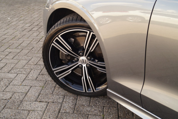 Volvo V60 2.0 T5 250pk Automaat Momentum -PANO-LEER-CAM-