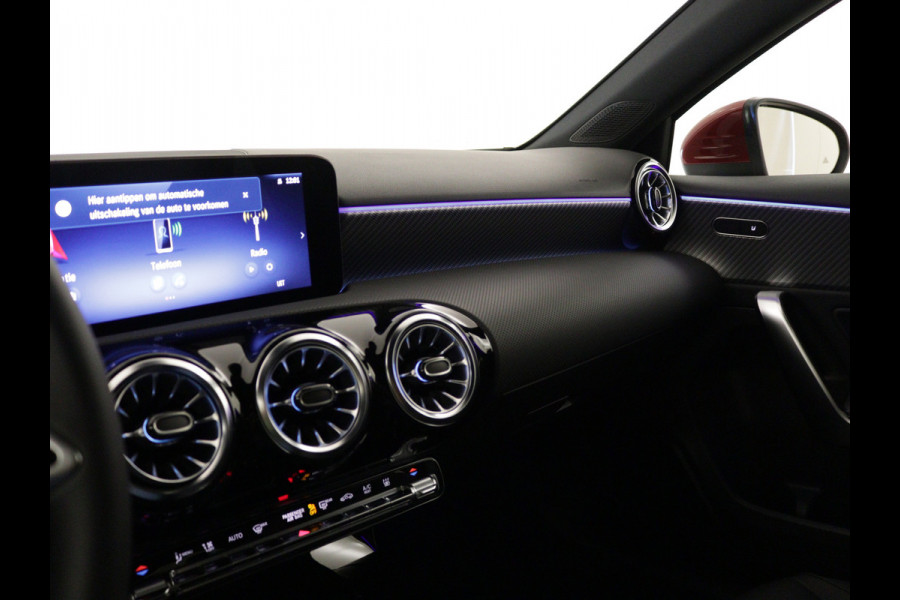 Mercedes-Benz A-Klasse 250 e Plug-In Hybride | Trekhaak | Draadloos oplaadsysteem voor mobiele eindapparaten |  Dodehoekassistent | Extra USB-poorten | Parkeerpakket met achteruitrijcamera | Sfeerverlichting |