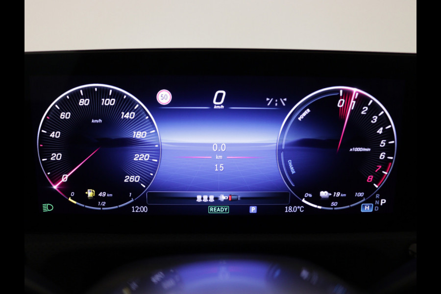 Mercedes-Benz A-Klasse 250 e Plug-In Hybride | Trekhaak | Draadloos oplaadsysteem voor mobiele eindapparaten |  Dodehoekassistent | Extra USB-poorten | Parkeerpakket met achteruitrijcamera | Sfeerverlichting |