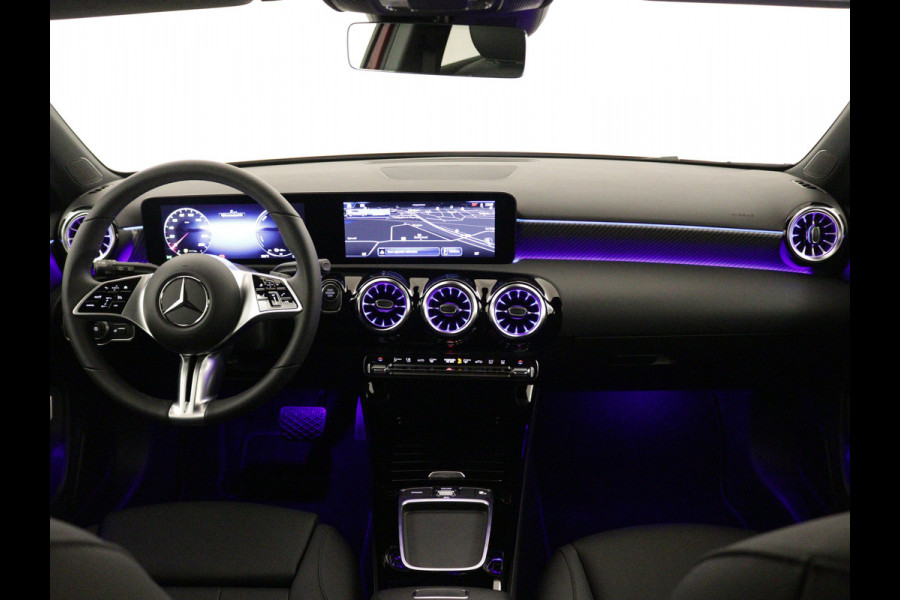 Mercedes-Benz A-Klasse 250 e Plug-In Hybride | Trekhaak | Draadloos oplaadsysteem voor mobiele eindapparaten |  Dodehoekassistent | Extra USB-poorten | Parkeerpakket met achteruitrijcamera | Sfeerverlichting |