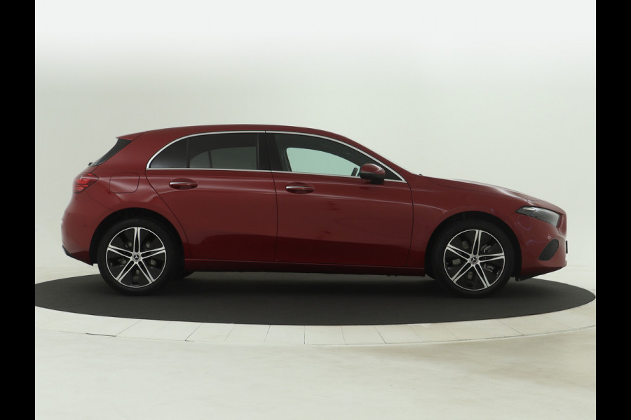 Mercedes-Benz A-Klasse 250 e Plug-In Hybride | Trekhaak | Draadloos oplaadsysteem voor mobiele eindapparaten |  Dodehoekassistent | Extra USB-poorten | Parkeerpakket met achteruitrijcamera | Sfeerverlichting |