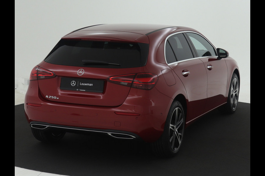 Mercedes-Benz A-Klasse 250 e Plug-In Hybride | Trekhaak | Draadloos oplaadsysteem voor mobiele eindapparaten |  Dodehoekassistent | Extra USB-poorten | Parkeerpakket met achteruitrijcamera | Sfeerverlichting |