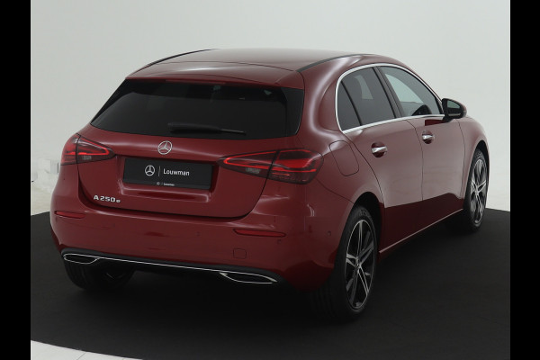 Mercedes-Benz A-Klasse 250 e Plug-In Hybride | Trekhaak | Draadloos oplaadsysteem voor mobiele eindapparaten |  Dodehoekassistent | Extra USB-poorten | Parkeerpakket met achteruitrijcamera | Sfeerverlichting |