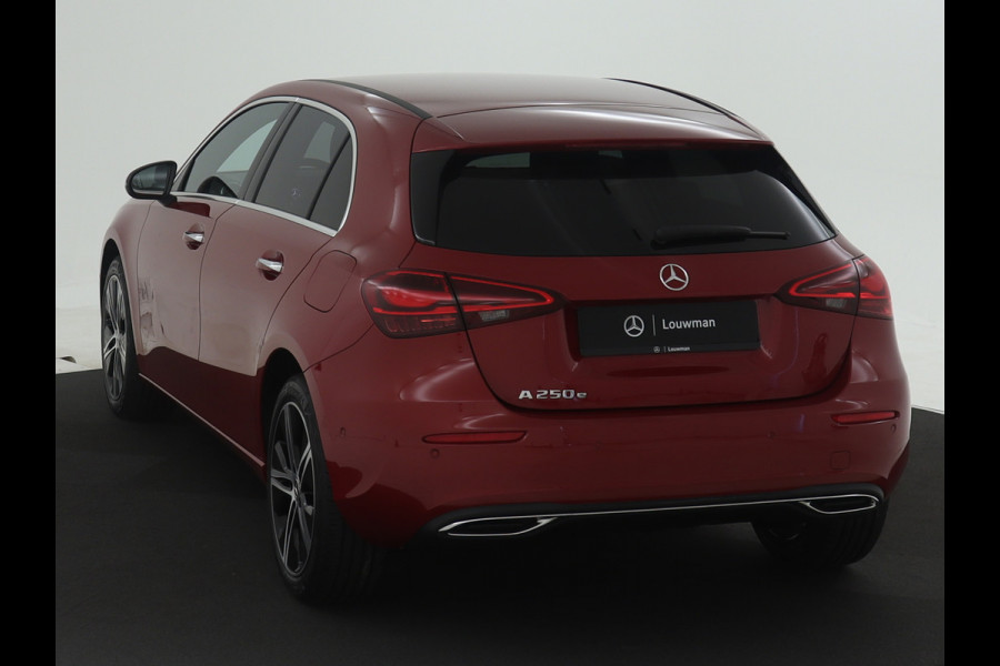 Mercedes-Benz A-Klasse 250 e Plug-In Hybride | Trekhaak | Draadloos oplaadsysteem voor mobiele eindapparaten |  Dodehoekassistent | Extra USB-poorten | Parkeerpakket met achteruitrijcamera | Sfeerverlichting |