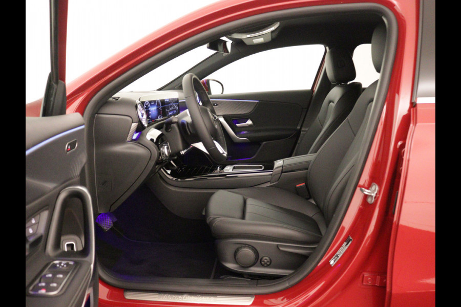Mercedes-Benz A-Klasse 250 e Plug-In Hybride | Trekhaak | Draadloos oplaadsysteem voor mobiele eindapparaten |  Dodehoekassistent | Extra USB-poorten | Parkeerpakket met achteruitrijcamera | Sfeerverlichting |