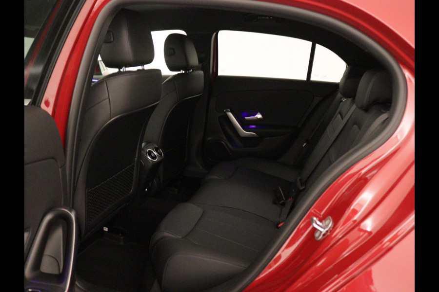 Mercedes-Benz A-Klasse 250 e Plug-In Hybride | Trekhaak | Draadloos oplaadsysteem voor mobiele eindapparaten |  Dodehoekassistent | Extra USB-poorten | Parkeerpakket met achteruitrijcamera | Sfeerverlichting |