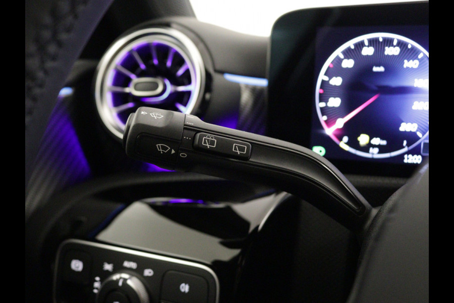 Mercedes-Benz A-Klasse 250 e Plug-In Hybride | Trekhaak | Draadloos oplaadsysteem voor mobiele eindapparaten |  Dodehoekassistent | Extra USB-poorten | Parkeerpakket met achteruitrijcamera | Sfeerverlichting |