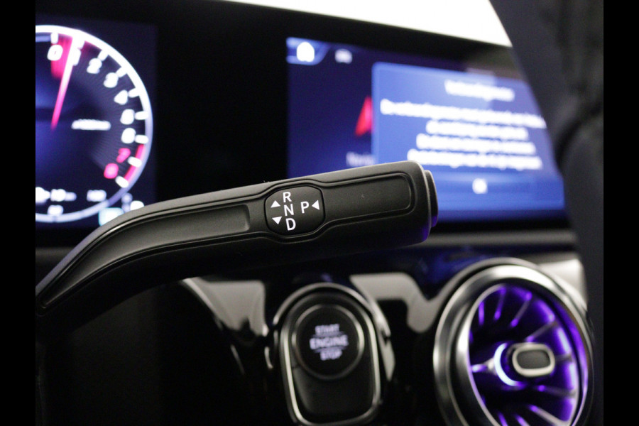 Mercedes-Benz A-Klasse 250 e Plug-In Hybride | Trekhaak | Draadloos oplaadsysteem voor mobiele eindapparaten |  Dodehoekassistent | Extra USB-poorten | Parkeerpakket met achteruitrijcamera | Sfeerverlichting |