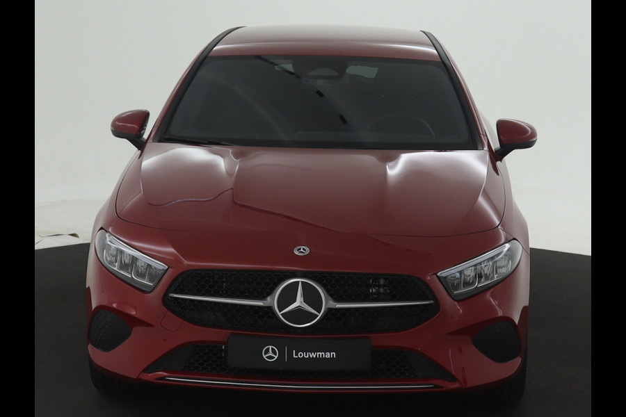 Mercedes-Benz A-Klasse 250 e Plug-In Hybride | Trekhaak | Draadloos oplaadsysteem voor mobiele eindapparaten |  Dodehoekassistent | Extra USB-poorten | Parkeerpakket met achteruitrijcamera | Sfeerverlichting |