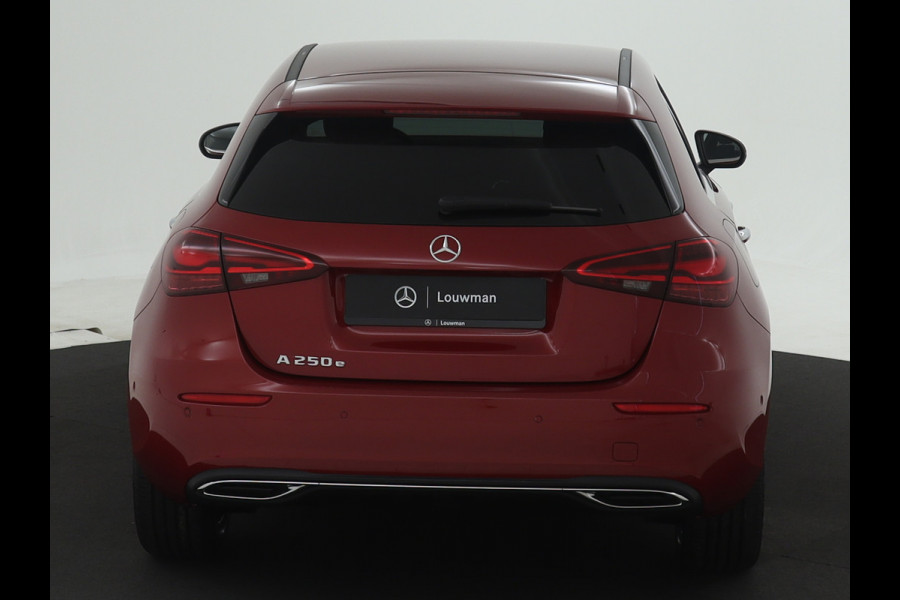 Mercedes-Benz A-Klasse 250 e Plug-In Hybride | Trekhaak | Draadloos oplaadsysteem voor mobiele eindapparaten |  Dodehoekassistent | Extra USB-poorten | Parkeerpakket met achteruitrijcamera | Sfeerverlichting |