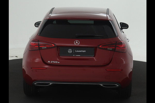 Mercedes-Benz A-Klasse 250 e Plug-In Hybride | Trekhaak | Draadloos oplaadsysteem voor mobiele eindapparaten |  Dodehoekassistent | Extra USB-poorten | Parkeerpakket met achteruitrijcamera | Sfeerverlichting |