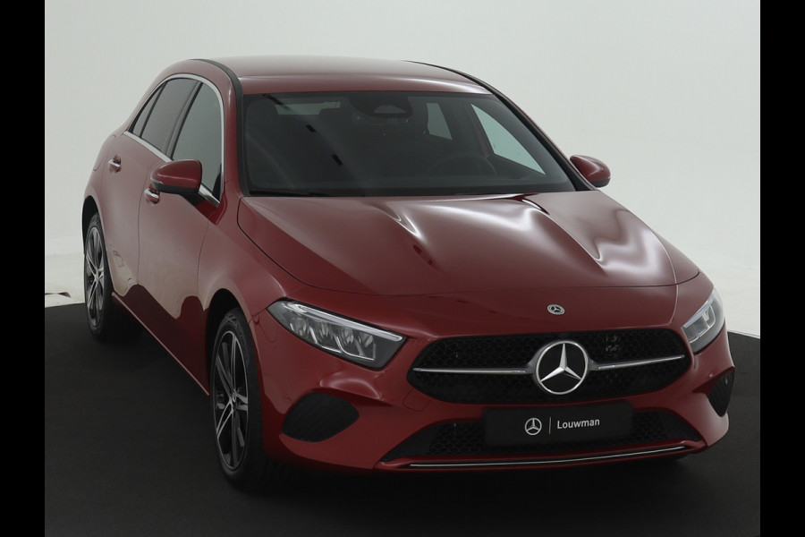 Mercedes-Benz A-Klasse 250 e Plug-In Hybride | Trekhaak | Draadloos oplaadsysteem voor mobiele eindapparaten |  Dodehoekassistent | Extra USB-poorten | Parkeerpakket met achteruitrijcamera | Sfeerverlichting |