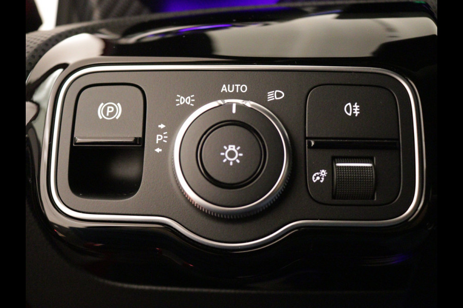 Mercedes-Benz A-Klasse 250 e Plug-In Hybride | Trekhaak | Draadloos oplaadsysteem voor mobiele eindapparaten |  Dodehoekassistent | Extra USB-poorten | Parkeerpakket met achteruitrijcamera | Sfeerverlichting |