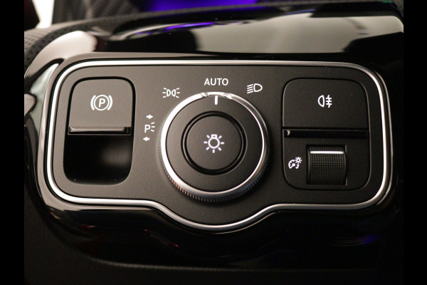 Mercedes-Benz A-Klasse 250 e Plug-In Hybride | Trekhaak | Draadloos oplaadsysteem voor mobiele eindapparaten |  Dodehoekassistent | Extra USB-poorten | Parkeerpakket met achteruitrijcamera | Sfeerverlichting |