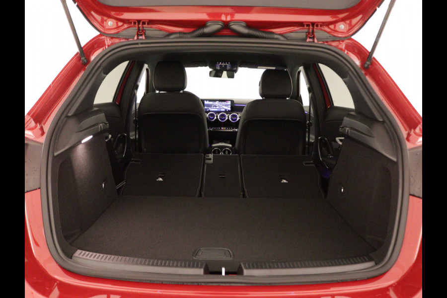 Mercedes-Benz A-Klasse 250 e Plug-In Hybride | Trekhaak | Draadloos oplaadsysteem voor mobiele eindapparaten |  Dodehoekassistent | Extra USB-poorten | Parkeerpakket met achteruitrijcamera | Sfeerverlichting |