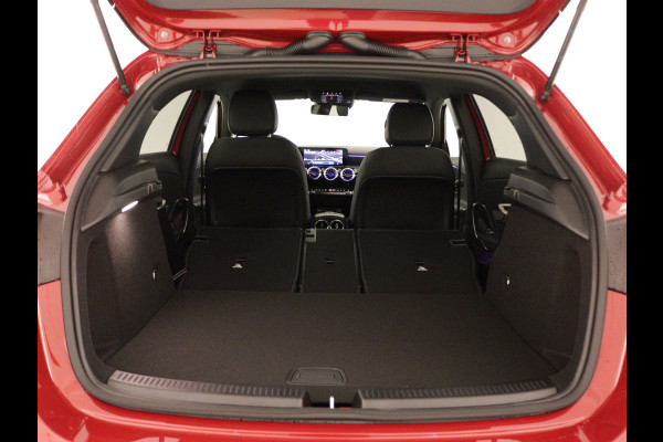 Mercedes-Benz A-Klasse 250 e Plug-In Hybride | Trekhaak | Draadloos oplaadsysteem voor mobiele eindapparaten |  Dodehoekassistent | Extra USB-poorten | Parkeerpakket met achteruitrijcamera | Sfeerverlichting |