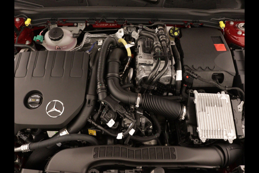 Mercedes-Benz A-Klasse 250 e Plug-In Hybride | Trekhaak | Draadloos oplaadsysteem voor mobiele eindapparaten |  Dodehoekassistent | Extra USB-poorten | Parkeerpakket met achteruitrijcamera | Sfeerverlichting |