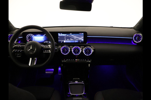 Mercedes-Benz A-Klasse 250 e Star Edition AMG Line Plus | Nightpakket | Antidiefstalpakket URBAN GUARD PLUS | Dodehoekassistent | Extra USB-poorten | Parkeerpakket met achteruitrijcamera | KEYLESS GO |