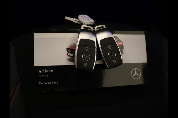 Mercedes-Benz A-Klasse 250 e Star Edition AMG Line Plus | Nightpakket | Antidiefstalpakket URBAN GUARD PLUS | Dodehoekassistent | Extra USB-poorten | Parkeerpakket met achteruitrijcamera | KEYLESS GO |