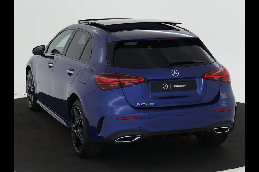 Mercedes-Benz A-Klasse 250 e Star Edition AMG Line Plus | Nightpakket | Antidiefstalpakket URBAN GUARD PLUS | Dodehoekassistent | Extra USB-poorten | Parkeerpakket met achteruitrijcamera | KEYLESS GO |