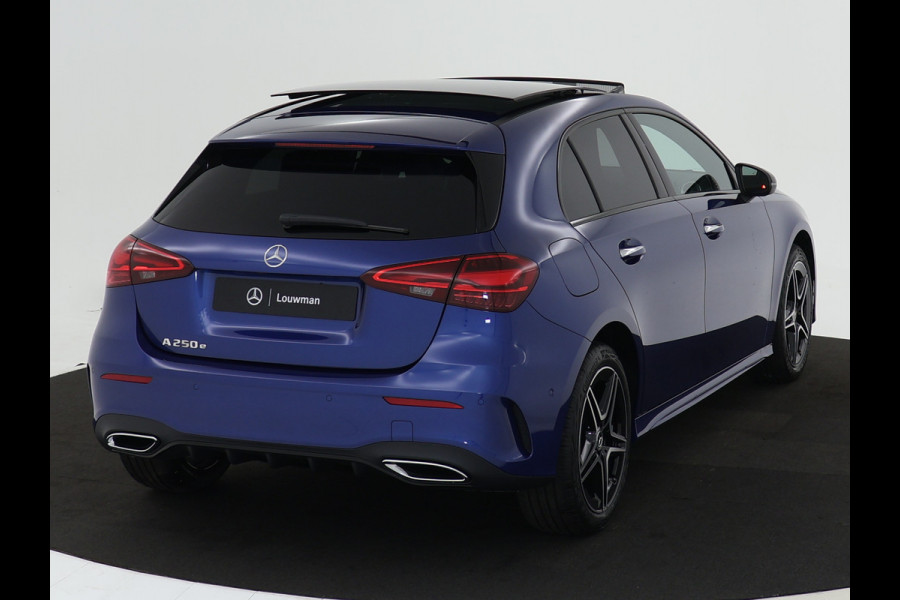 Mercedes-Benz A-Klasse 250 e Star Edition AMG Line Plus | Nightpakket | Antidiefstalpakket URBAN GUARD PLUS | Dodehoekassistent | Extra USB-poorten | Parkeerpakket met achteruitrijcamera | KEYLESS GO |