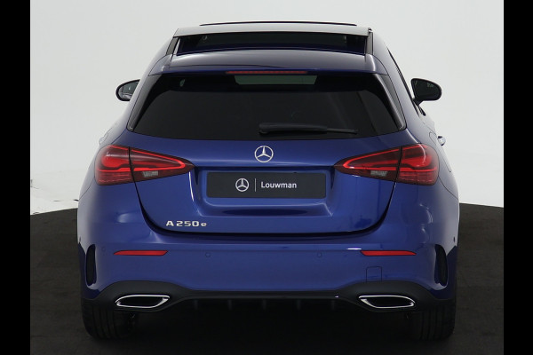 Mercedes-Benz A-Klasse 250 e Star Edition AMG Line Plus | Nightpakket | Antidiefstalpakket URBAN GUARD PLUS | Dodehoekassistent | Extra USB-poorten | Parkeerpakket met achteruitrijcamera | KEYLESS GO |