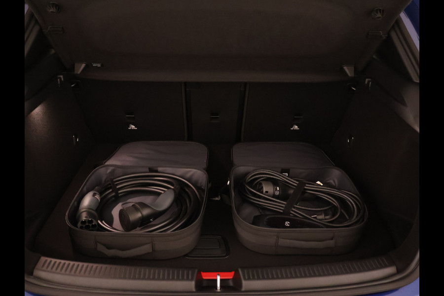Mercedes-Benz A-Klasse 250 e Star Edition AMG Line Plus | Nightpakket | Antidiefstalpakket URBAN GUARD PLUS | Dodehoekassistent | Extra USB-poorten | Parkeerpakket met achteruitrijcamera | KEYLESS GO |