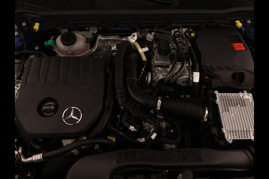 Mercedes-Benz A-Klasse 250 e Star Edition AMG Line Plus | Nightpakket | Antidiefstalpakket URBAN GUARD PLUS | Dodehoekassistent | Extra USB-poorten | Parkeerpakket met achteruitrijcamera | KEYLESS GO |