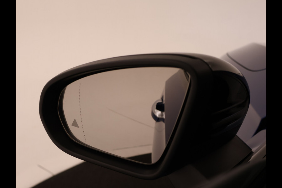 Mercedes-Benz A-Klasse 250 e Star Edition AMG Line Plus | Nightpakket | Antidiefstalpakket URBAN GUARD PLUS | Dodehoekassistent | Extra USB-poorten | Parkeerpakket met achteruitrijcamera | KEYLESS GO |